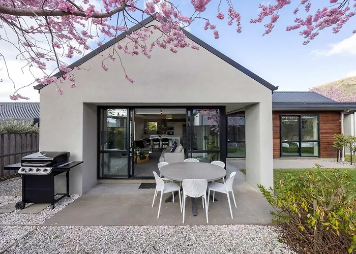 Mountain Views In Meadowstone Holiday home Wanaka